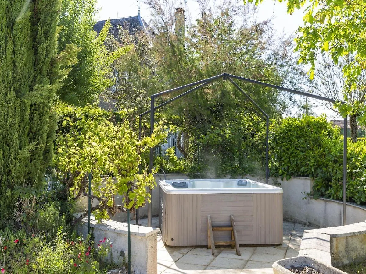 Splendid Holiday Home In D Gagnac With Heated Swimming Pool And Jacuzzi Degagnac